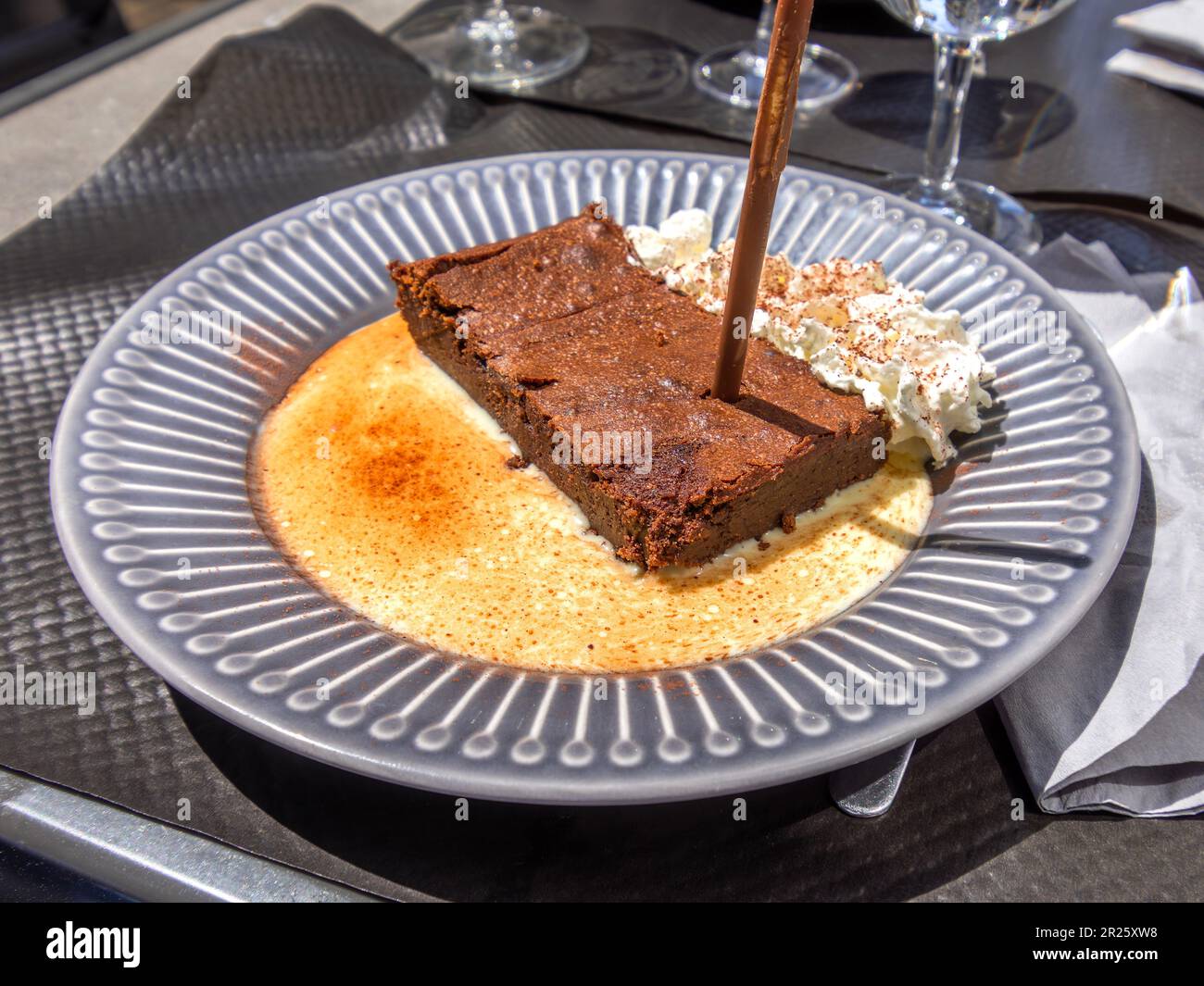 Schokoladenfondant und Creme Anglaise Dessert - Frankreich Stockfoto