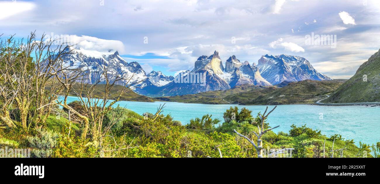 Blick auf Cerro Paine Grande und Lago Pehoe in Patagonien Stockfoto