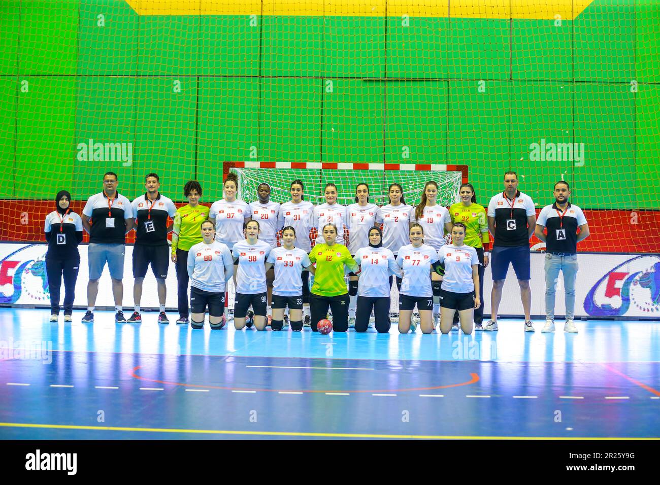 Das Moknine-Team während des 2023. Frauenkonföderationsspiels des Afrikanischen Handballverbands zwischen Al Ahly Dames und Moknine von Tunesien in Kairo, Ägypten. Stockfoto