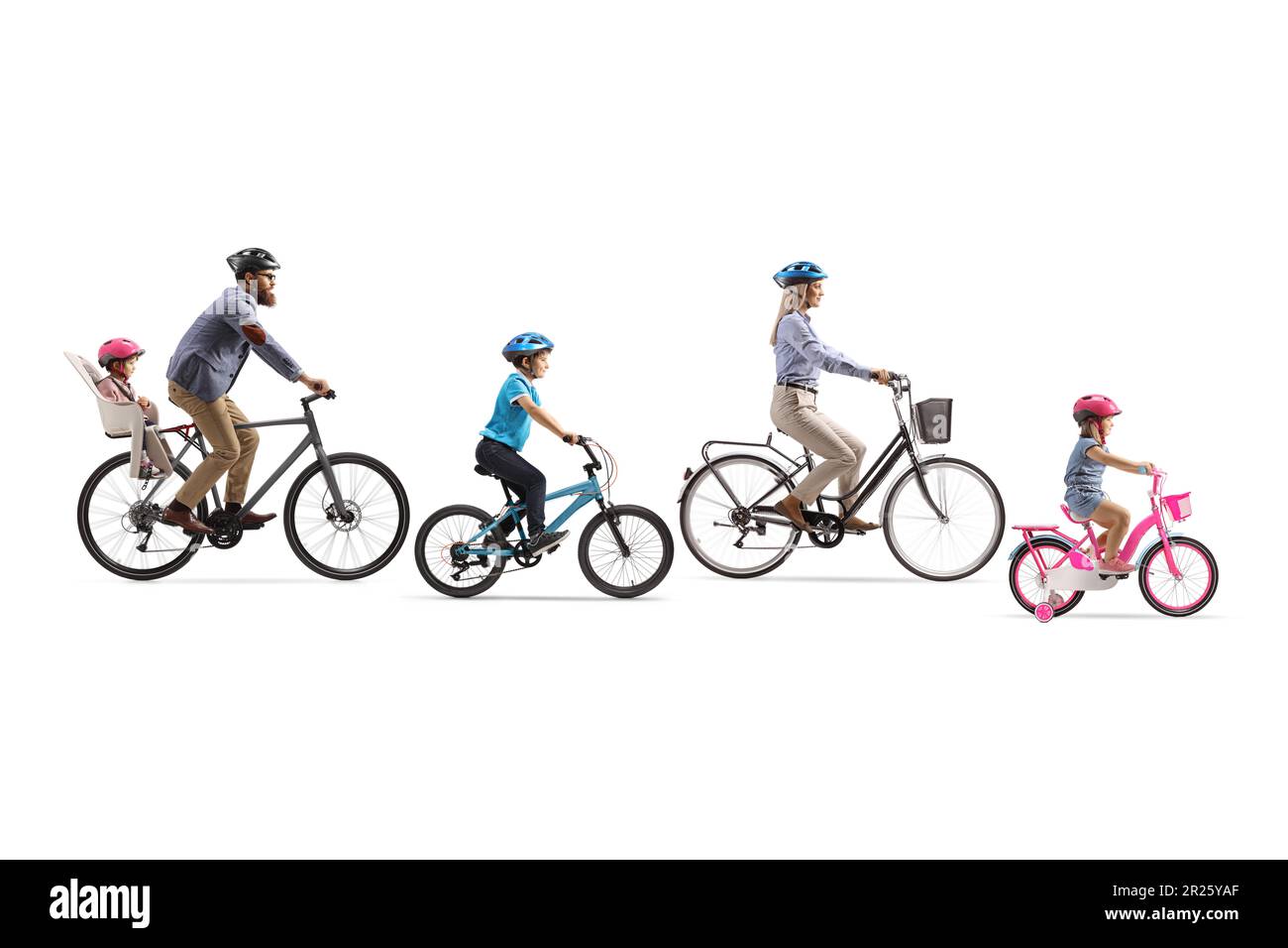 Eine Familie mit drei Kindern, die mit dem Fahrrad allein auf weißem Hintergrund fahren Stockfoto