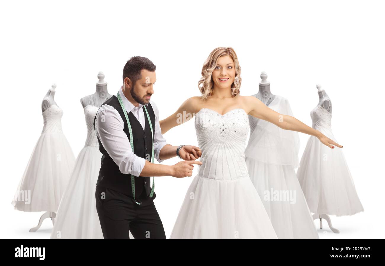 Die Braut probiert im Schneiderladen ein Kleid aus, isoliert auf weißem Hintergrund Stockfoto