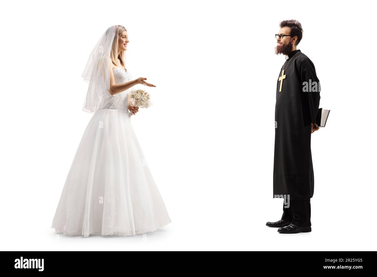 Profilaufnahme einer Braut, die mit einem Priester spricht, isoliert auf weißem Hintergrund Stockfoto