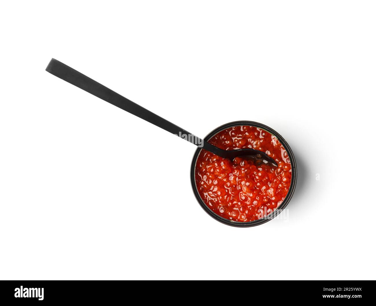 Roter Lachskaviar in einer schwarzen Dose und in einem schwarzen dekorativen Löffel auf weißem Hintergrund. Nützliche Delikatessen, Meeresfrüchte, Fischkonserven. Stockfoto