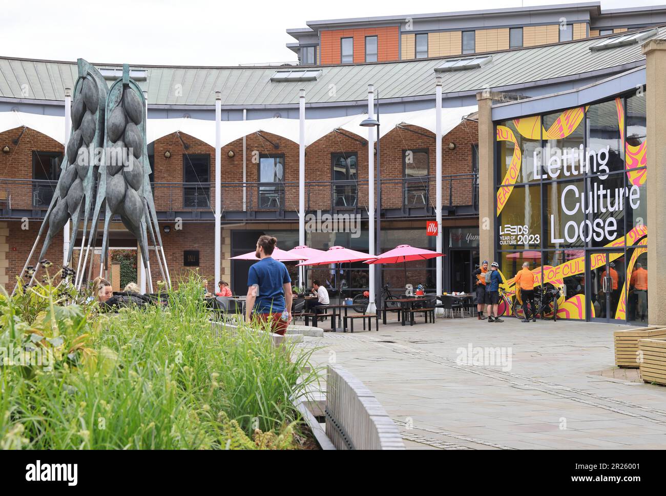 Brewery Wharf, ein Mischgeschäft mit einer lebhaften Mischung aus Büros, Bars, Restaurants und Apartments, am Südufer des Flusses Aire in Leeds, Stockfoto