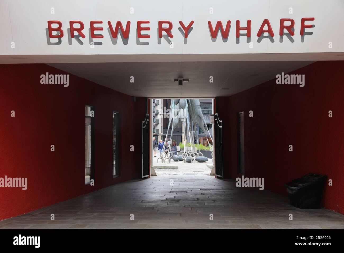 Brewery Wharf, eine vielseitig genutzte Anlage mit einer lebhaften Mischung aus Büros, Bars, Restaurants und Apartments, am Südufer des Flusses Aire in Leeds. Stockfoto