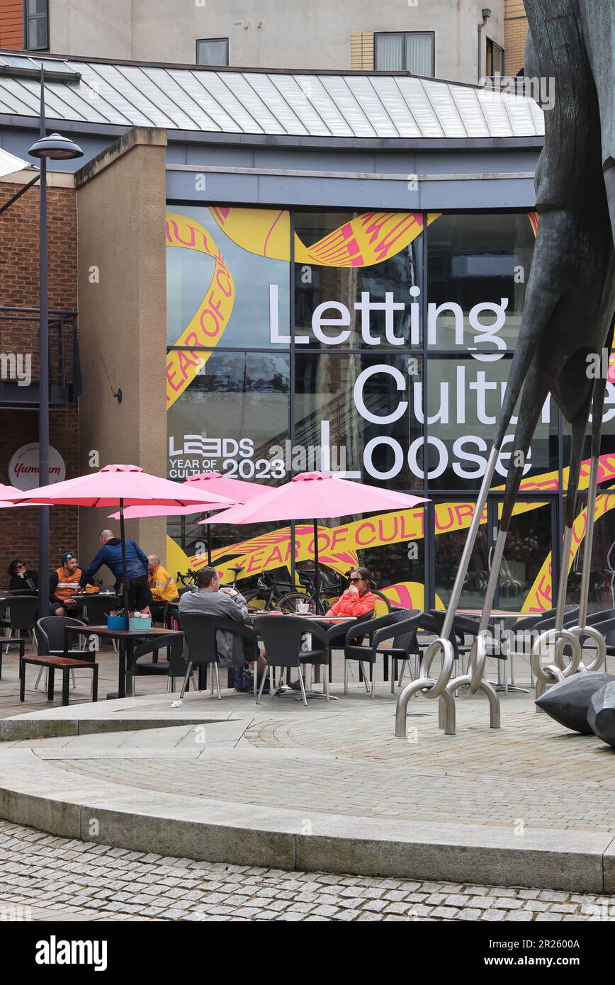 Brewery Wharf, ein Mischgeschäft mit einer lebhaften Mischung aus Büros, Bars, Restaurants und Apartments, am Südufer des Flusses Aire in Leeds, Stockfoto