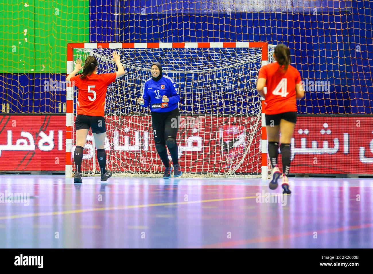 Natasha Crnogorsko und Mennattalah während des 2023. Frauenkonföderationsspiels des Afrikanischen Handballs zwischen Al Ahly Dames und Mok9 von Tunesien in Kairo, Ägypten. Stockfoto