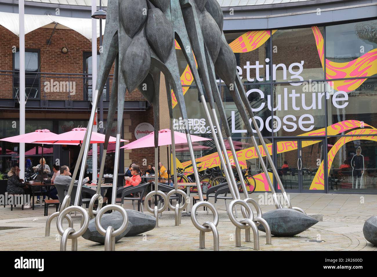 Brewery Wharf, ein Mischgeschäft mit einer lebhaften Mischung aus Büros, Bars, Restaurants und Apartments, am Südufer des Flusses Aire in Leeds, Stockfoto