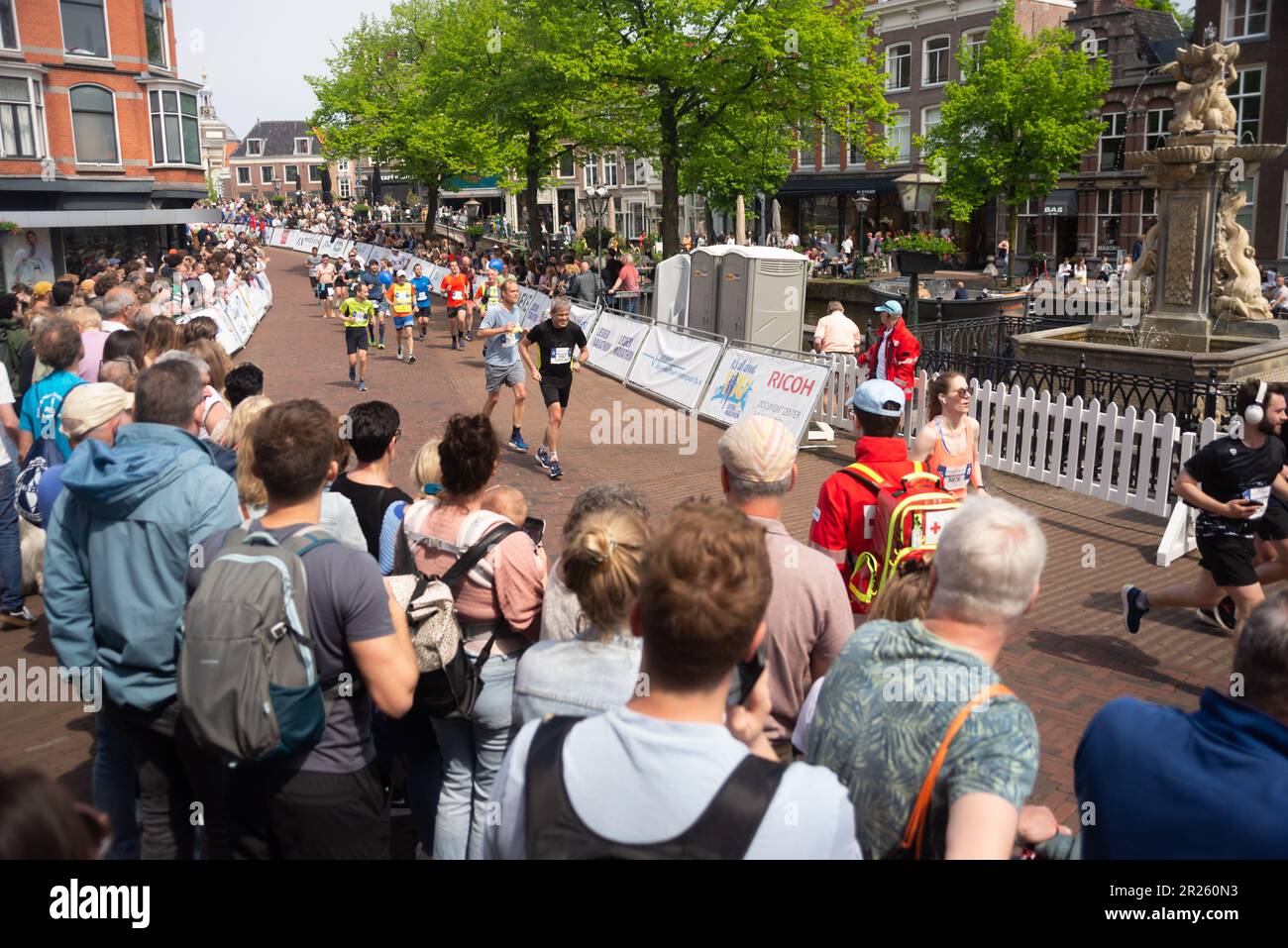 14. Mai 2023, Leiden, Niederlande, der traditionelle Leiden-Marathon zog an dem sonnigen Tag im Zentrum von A eine große Anzahl von Teilnehmern und Zuschauern an Stockfoto