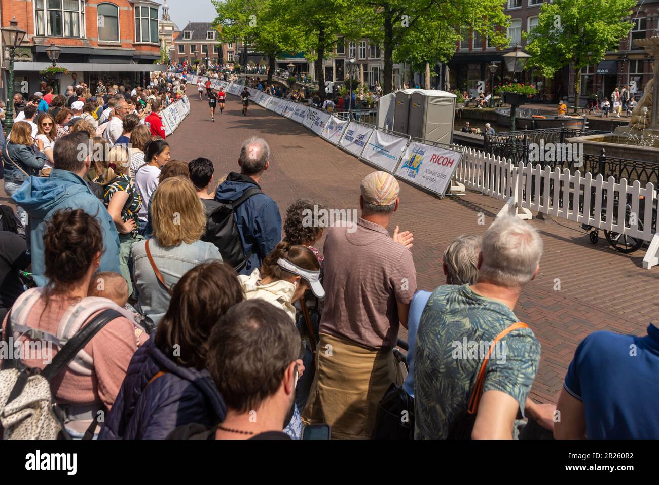 14. Mai 2023, Leiden, Niederlande, der traditionelle Leiden-Marathon zog an dem sonnigen Tag im Zentrum von A eine große Anzahl von Teilnehmern und Zuschauern an Stockfoto