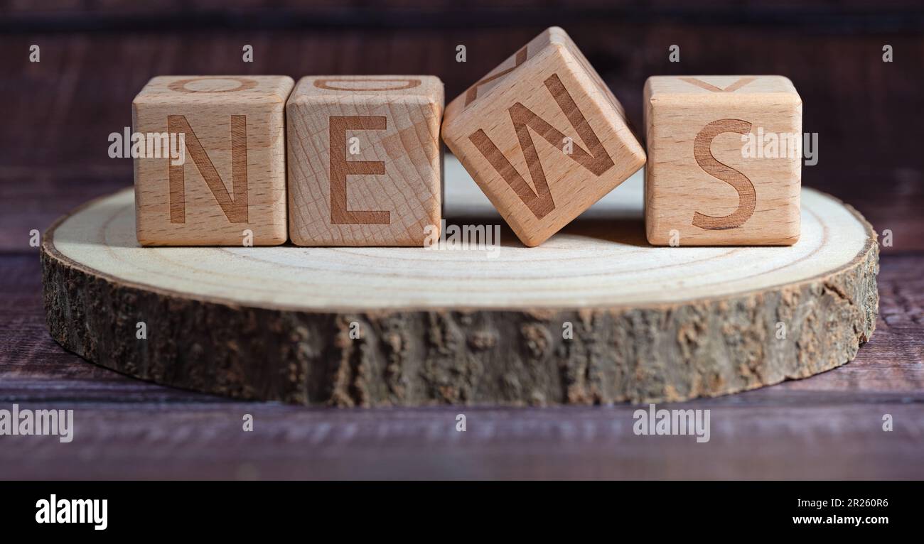 Holzwürfel mit der Inschrift News Stockfoto