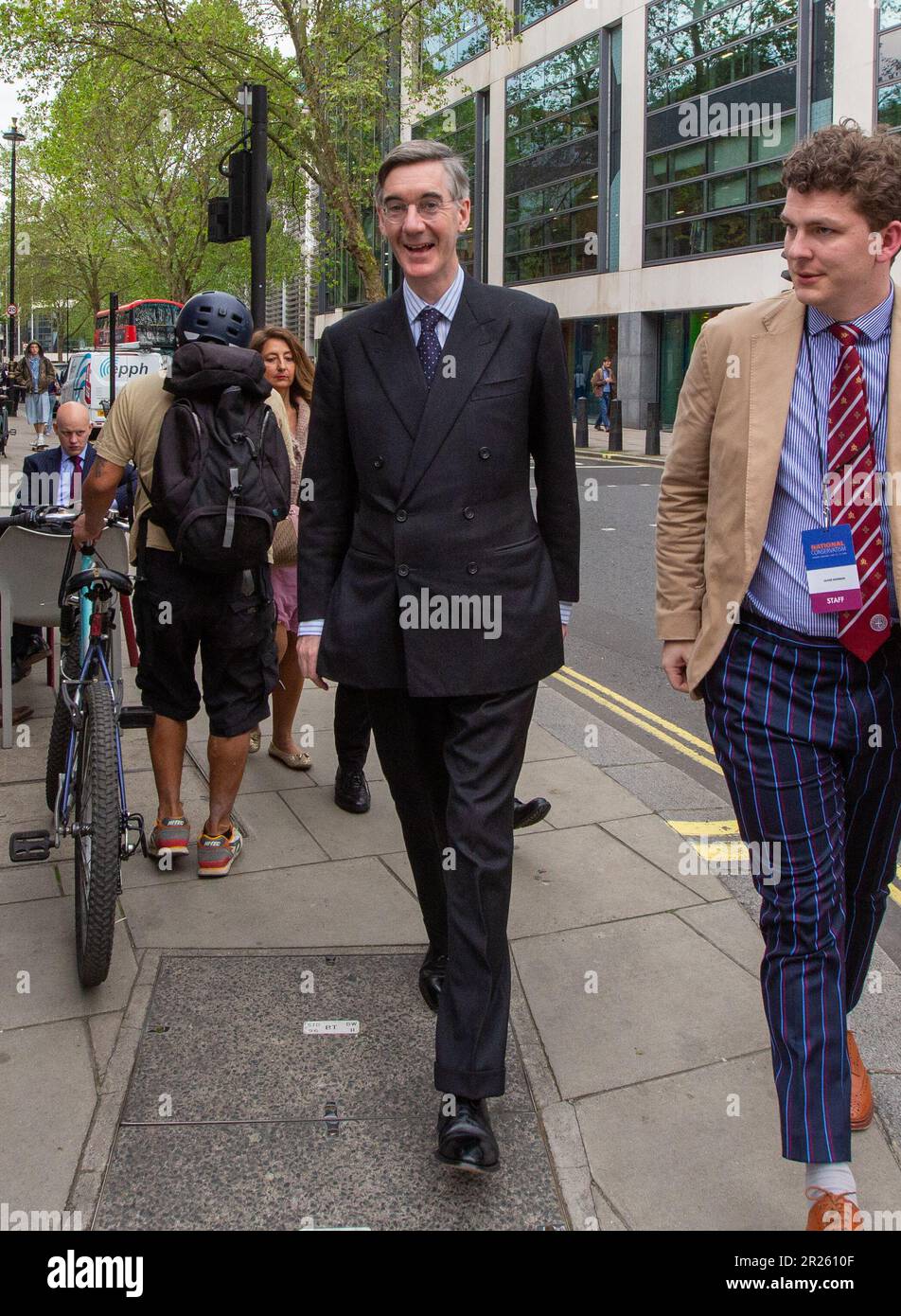 London, England, Großbritannien. 17. Mai 2023. DER konservative Parlamentarier JACOB REES-MOGG wird beim Verlassen der Nationalen Konservatismus-Konferenz gesehen. (Kreditbild: © Tayfun Salci/ZUMA Press Wire) NUR REDAKTIONELLE VERWENDUNG! Nicht für den kommerziellen GEBRAUCH! Stockfoto