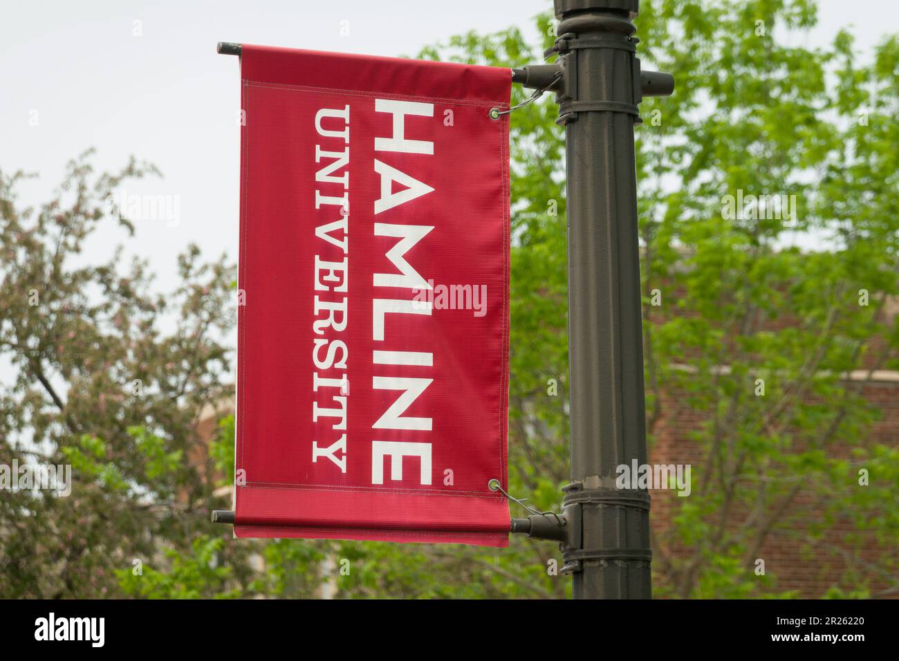 ST. PAUL, MN, USA - 16. MAI 2023: Campus-Banner an der Hamline University. Stockfoto