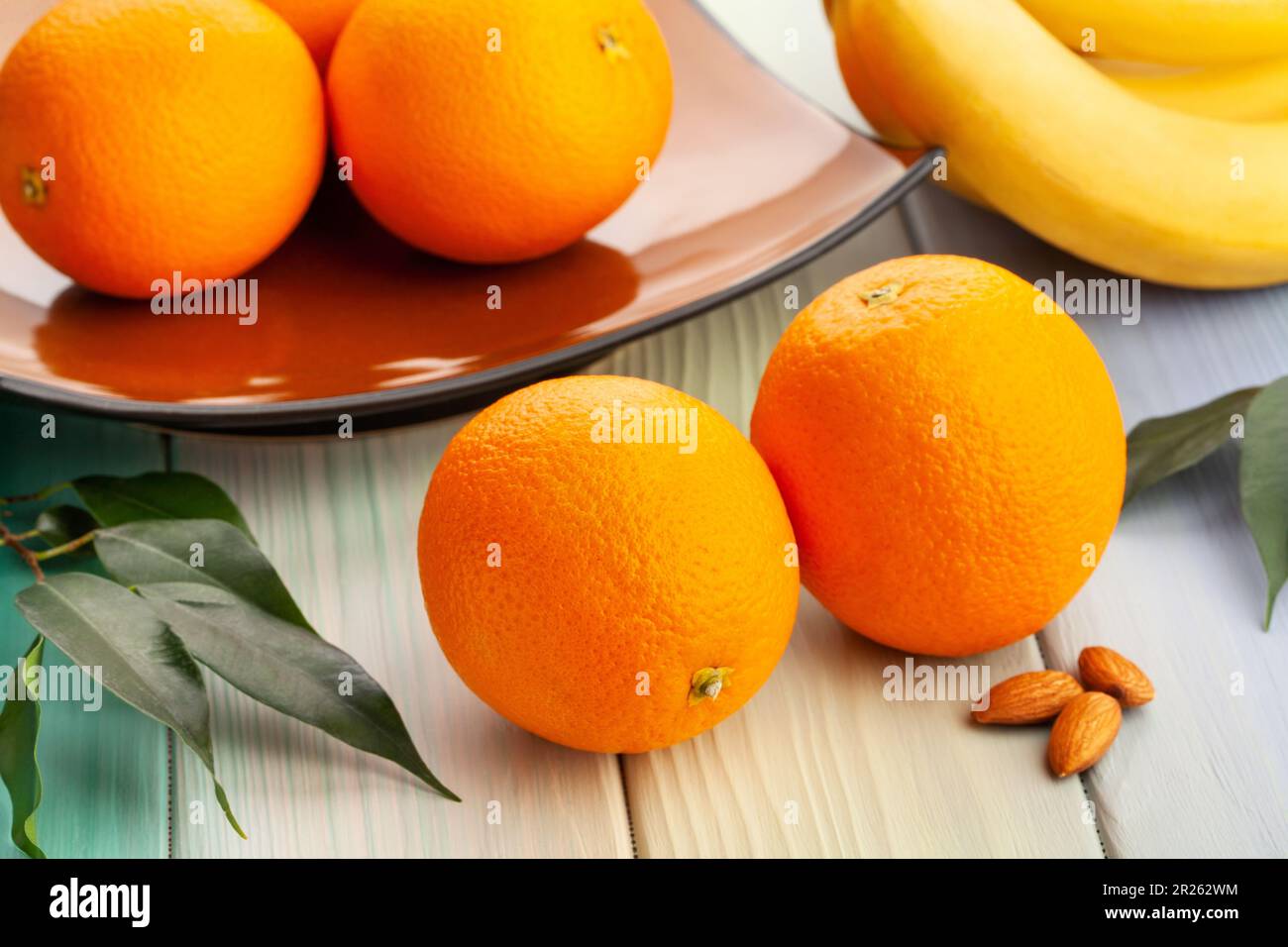 orange Frucht auf Holz Hintergrund Stockfoto