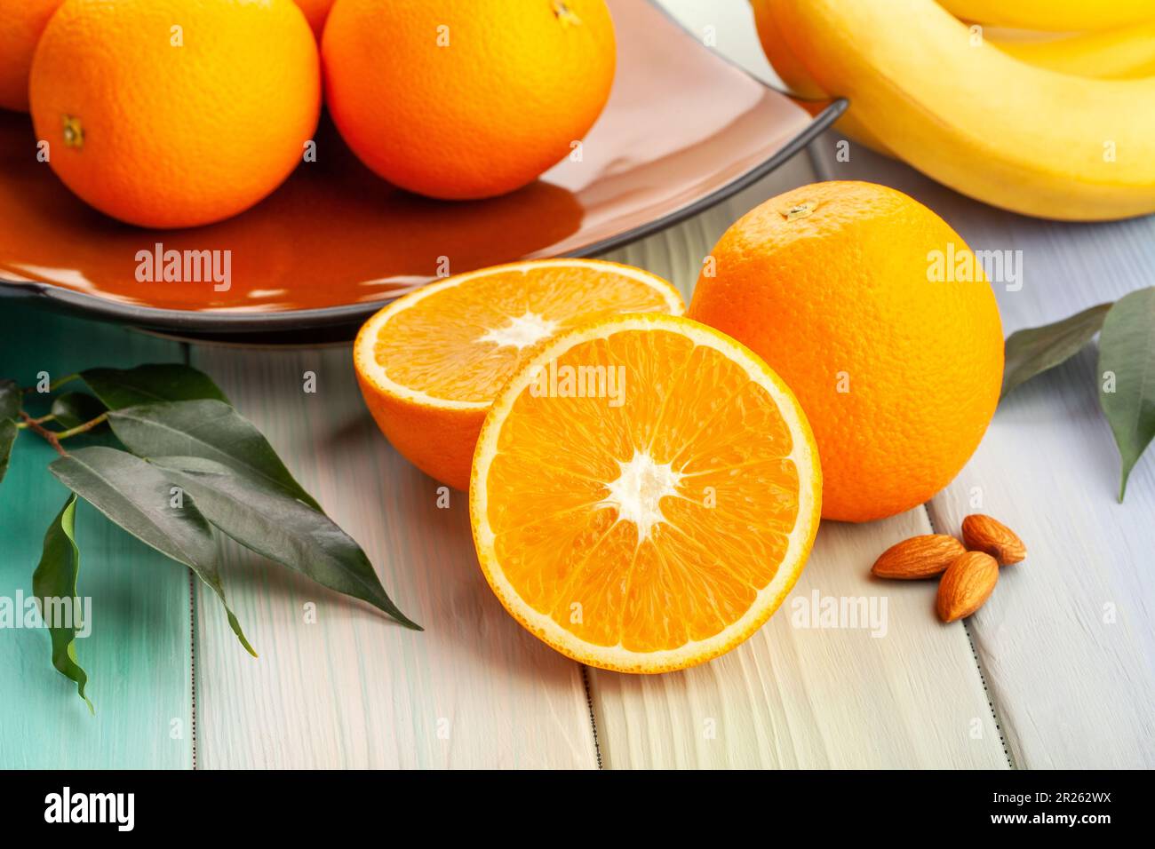 In Scheiben geschnittene orangefarbene Früchte auf Holzhintergrund Stockfoto
