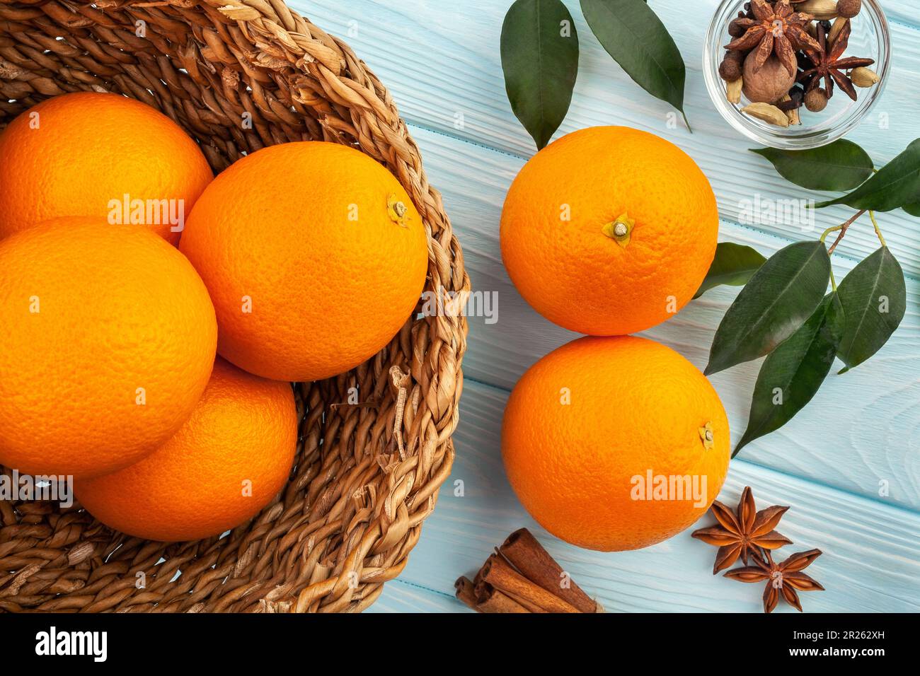 orange Frucht auf Holz Hintergrund Stockfoto