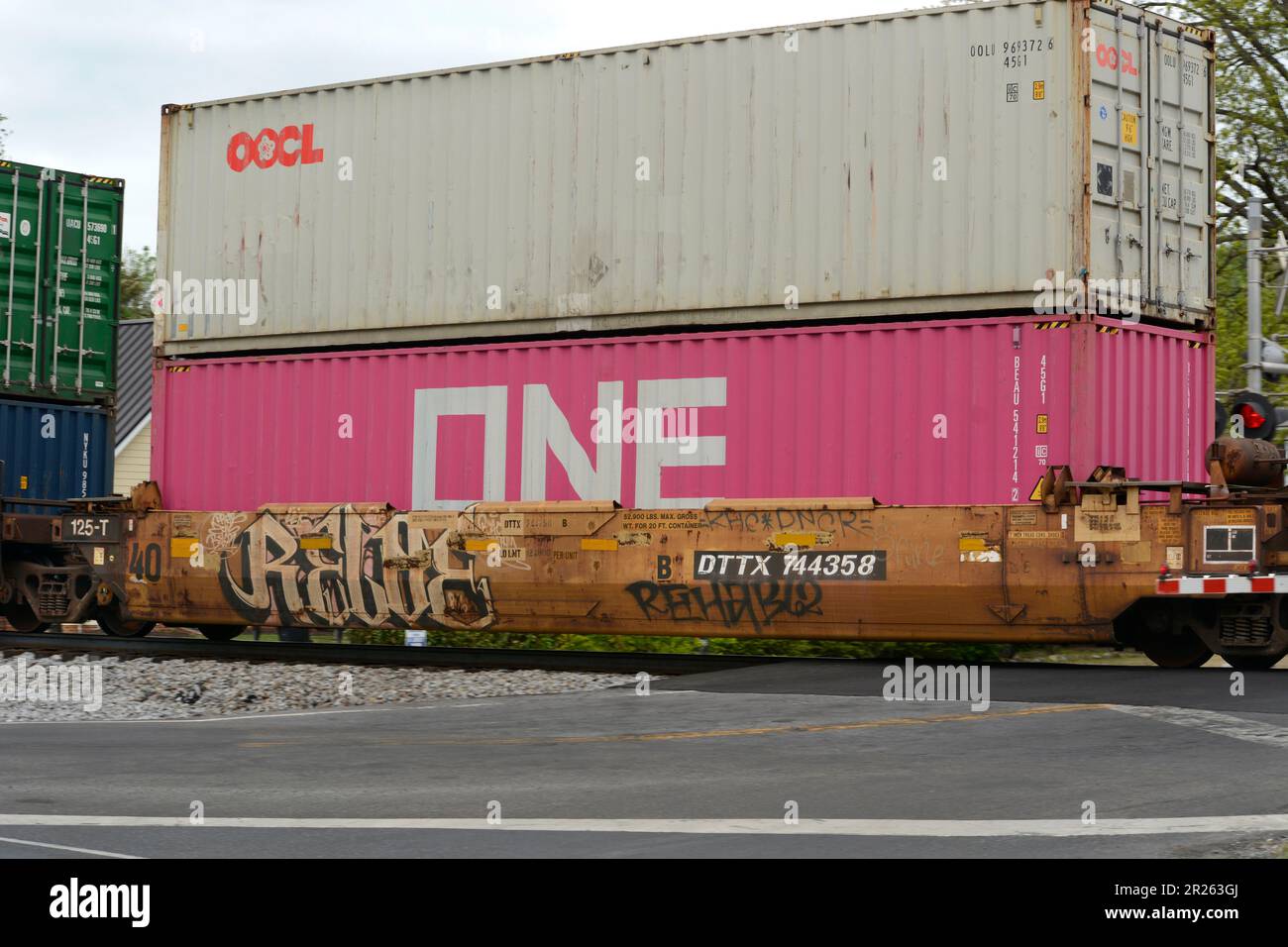 Zu den Containern, die dem japanischen Ocean Network Express gehören, gehören Container, die von einer Norfolk Southern Railway in den USA gezogen werden. Stockfoto