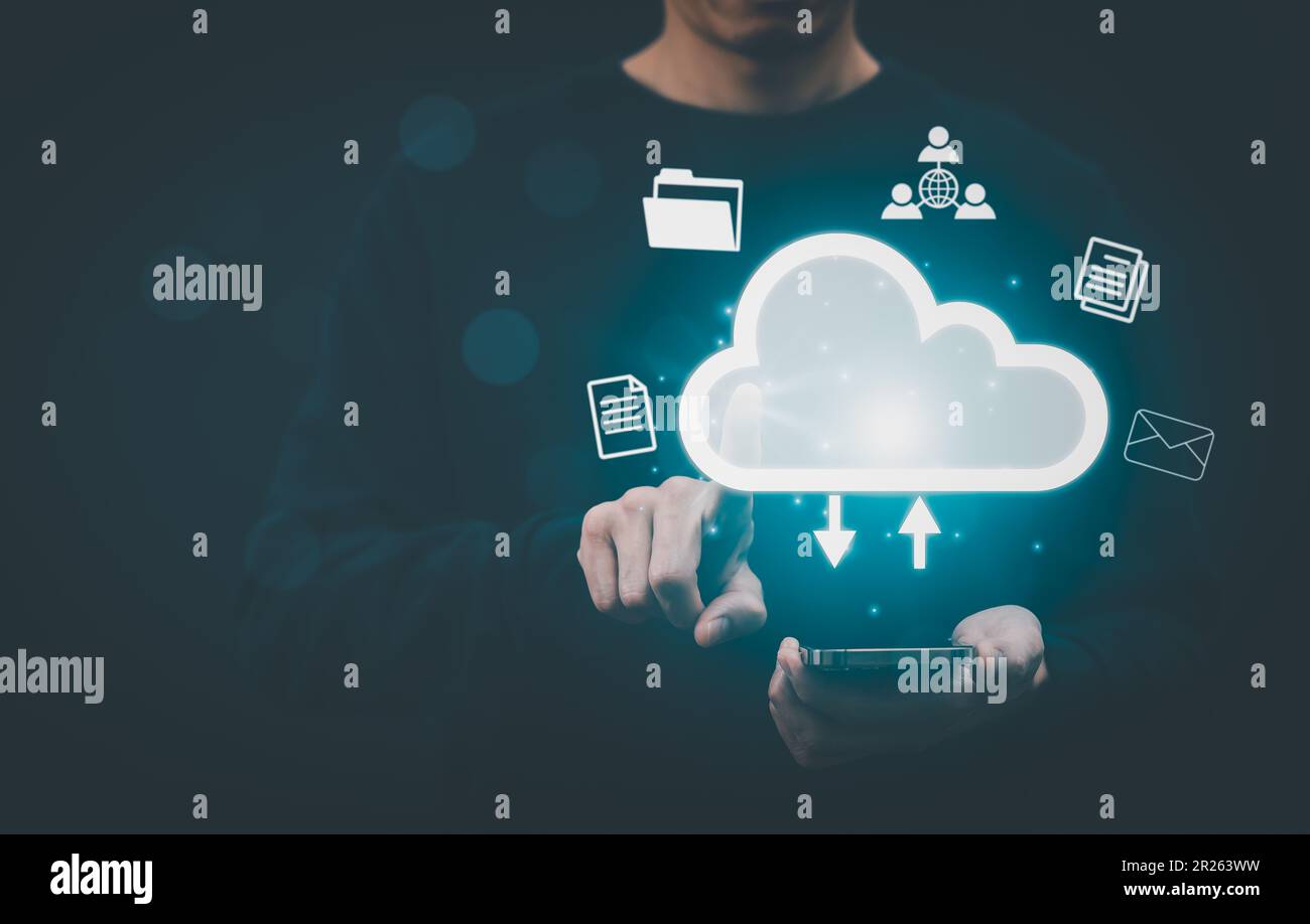 Ein Mann, der auf Daten zugreift, stellt über das Konzept des Internet Storage Network für Cloud-Computing-Technologie und eine große Datenbank Big Data über Inte eine Verbindung her Stockfoto