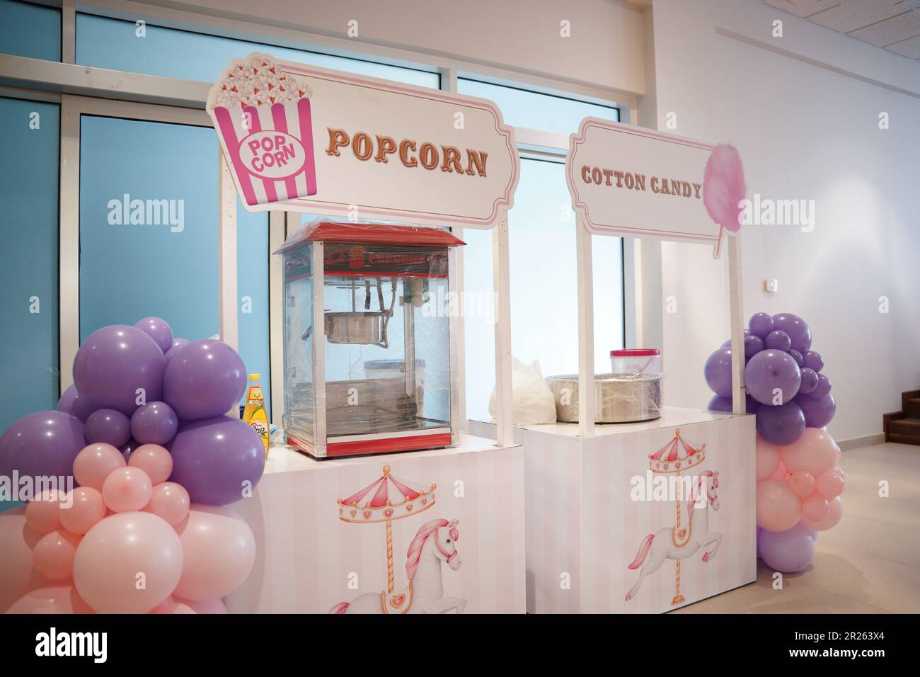 Popcorn- und Zuckerwatte-Automaten. Imbissstände für Karneval oder Partys. Popcorn und Zuckerwatte für Kunden. Stockfoto