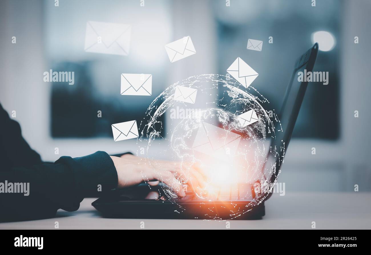 E-Mail- und Marketingkonzept. Doppelbelichtung Geschäftsmann Hand halten Stift berühren E-Mail drücken für das Senden der E-Mail vom Laptop-Computer, Konzept Stockfoto