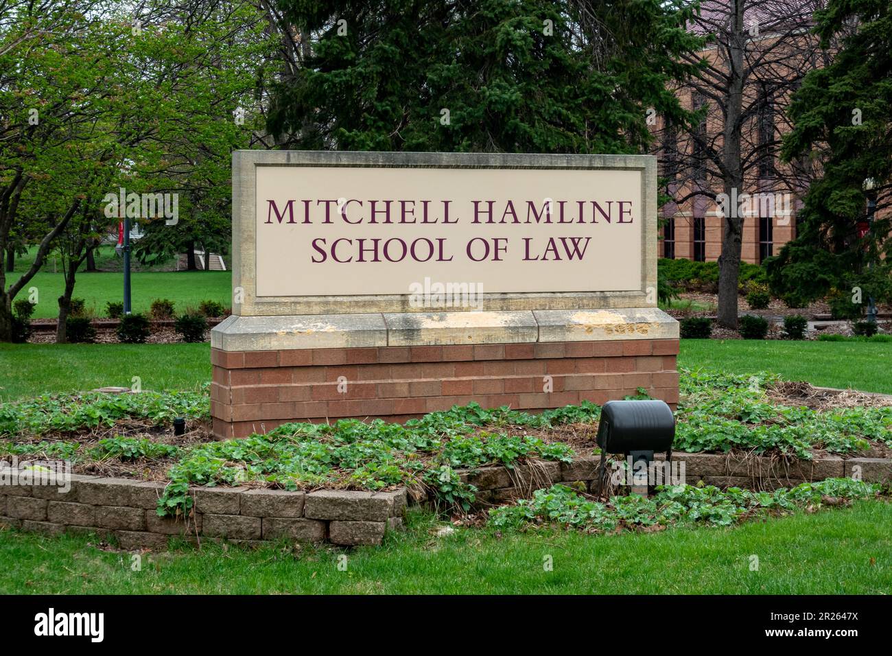 ST. PAUL, MN, USA - 6. MAI 2023: Eingangsschild an der Mitchell Hamline School of Law. Stockfoto
