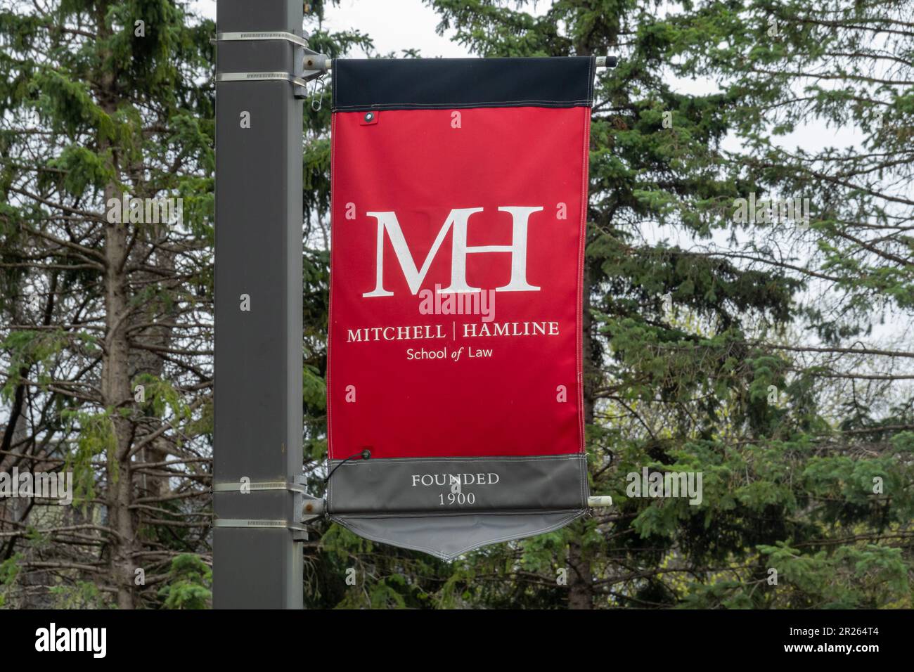 ST. PAUL, MN, USA - 6. MAI 2023: Campus-Flagge der Mitchell Hamline School of Law. Stockfoto