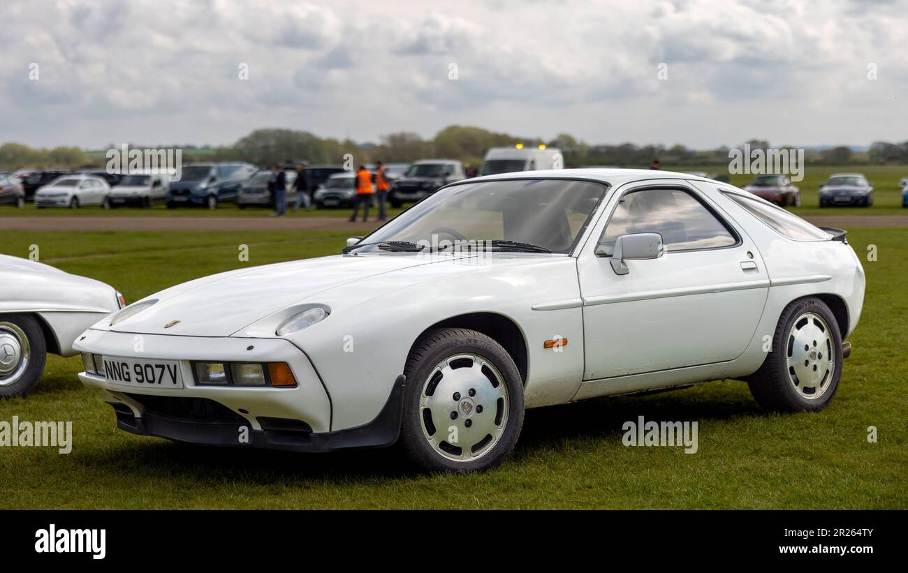 1980 Porsche 928 S, ausgestellt beim April Scramble im Bicester Heritage Center am 23. April 2023. Stockfoto