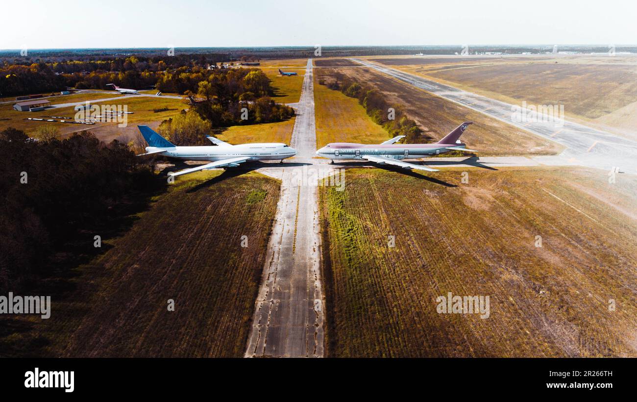 Drohnenfotografie eines Flugzeugfriedhofs in North Carolina Stockfoto