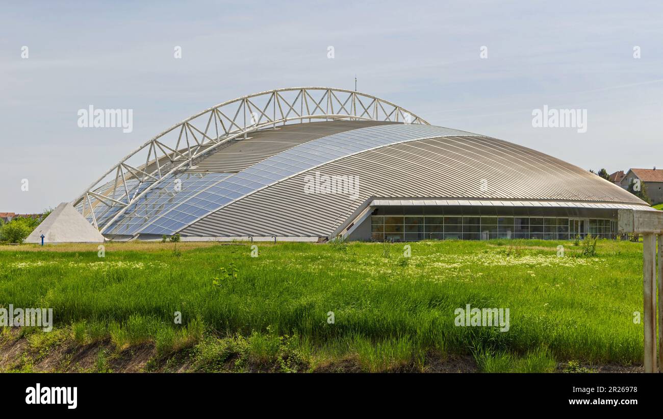 Indjija, Serbien - 08. Mai 2022: Moderne Sporthalle mit Stahlträgerhalterung oben. Stockfoto
