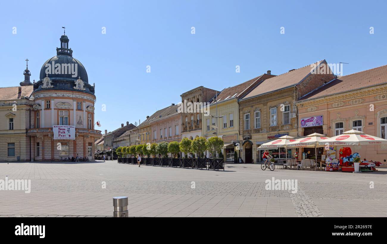 Sremska Mitrovica, Serbien - 22. Juli 2022: Leere Straßen Fußgängerzone Stadtzentrum am heißen Sommertag. Stockfoto