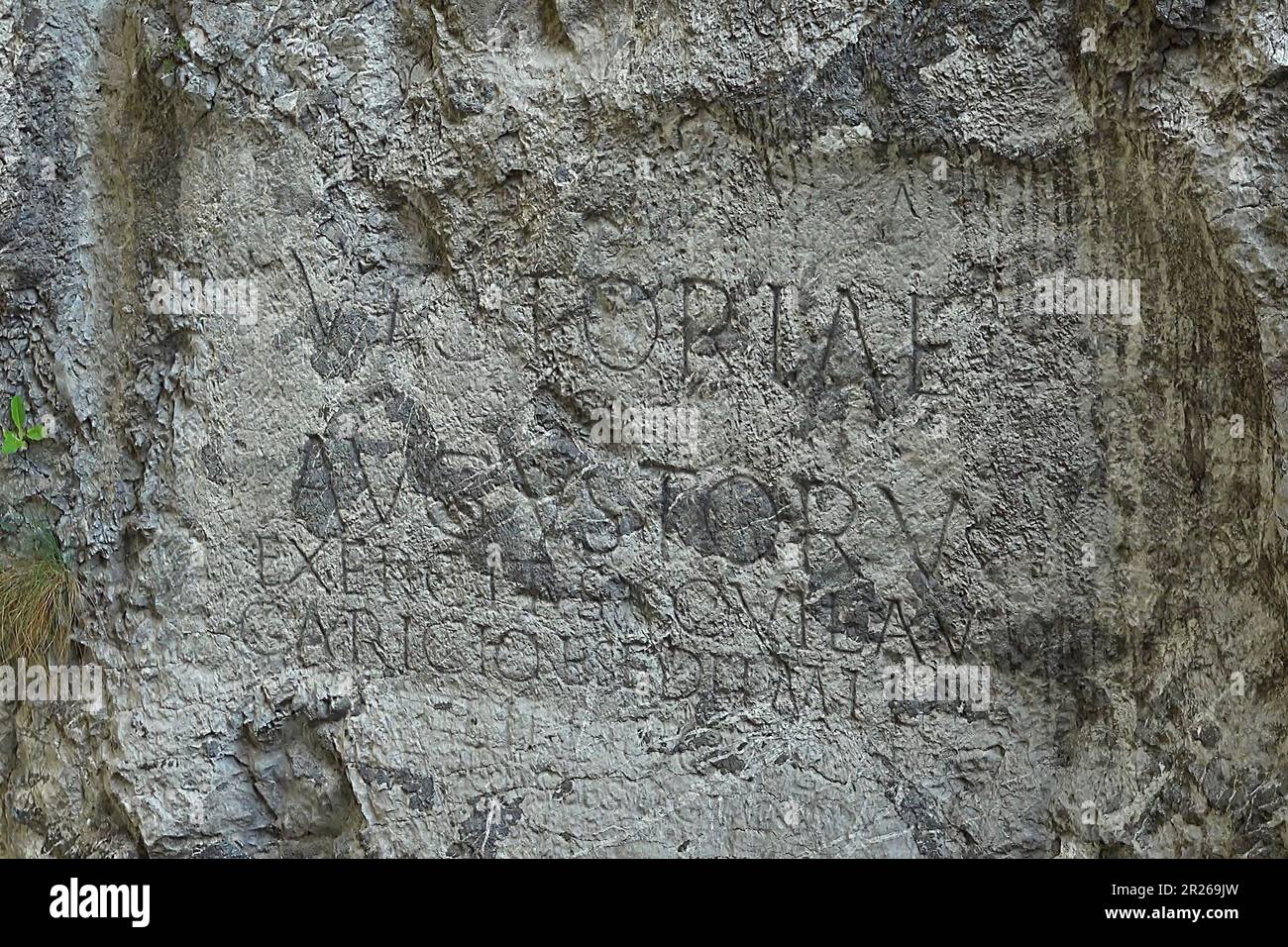 Römische Inschrift auf dem Felsen unter der Burg Trencín aus dem Jahr 179 v. Chr., der Ära der Marcomannischen Kriege, einer Reihe von Kriegen zwischen dem Römischen Reich und dem germanischen Quadi und Marcomanni. Inschrift liest' Victoriae Augustorum Exercitus, qui Laugaricione sedit, mil(ites) l(egiones) II DCCCLV' Stockfoto