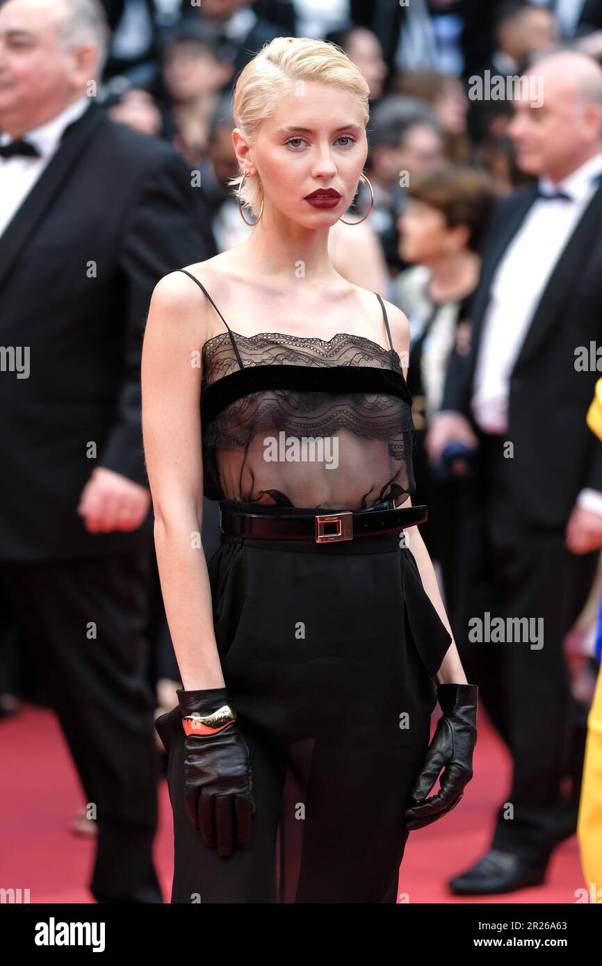 Cannes, Frankreich. 17. Mai 2023. Iris Law fotografierte auf dem roten Teppich für den Film Monster (Kaibutsu) während des Internationalen Filmfestivals 76. in Cannes im Palais des Festivals in Cannes, Frankreich Bild von Julie Edwards/Alamy Live News Stockfoto