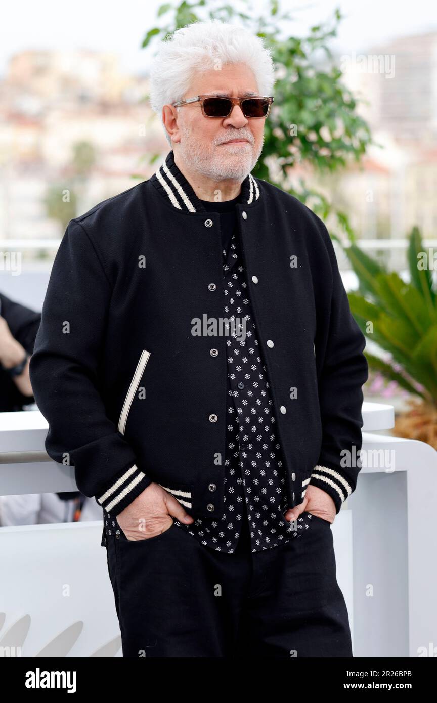 Cannes, Frankreich. 17. Mai 2023. Pedro Almodovar beim Photocall zum Kurzfilm "Strange way of Life/Extraña forma de vida" auf dem Festival de Cannes 2023/76. Internationale Filmfestspiele von Cannes am Palais des Festivals. Cannes, 17.05.2023 Kredit: Geisler-Fotopress GmbH/Alamy Live News Stockfoto