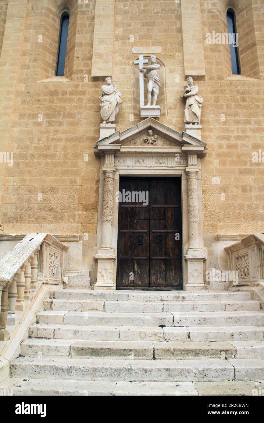 Gravina, Italien. Das südliche Portal der römisch-katholischen Kathedrale, mit den Statuen des auferstandenen Christus, St. Paul und St. Peter an der Stirnseite. Stockfoto