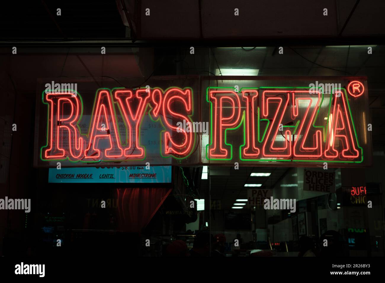 Berühmtes Original Rays Pizza Neonschild bei Nacht, Manhattan, New York Stockfoto
