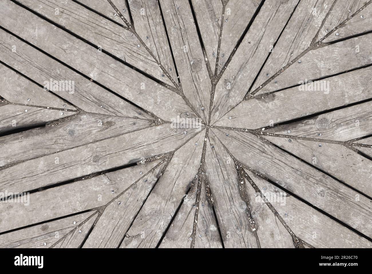 Altes geometrisches Muster des Holzfußbodens im Freien, Fotostruktur im Hintergrund Stockfoto