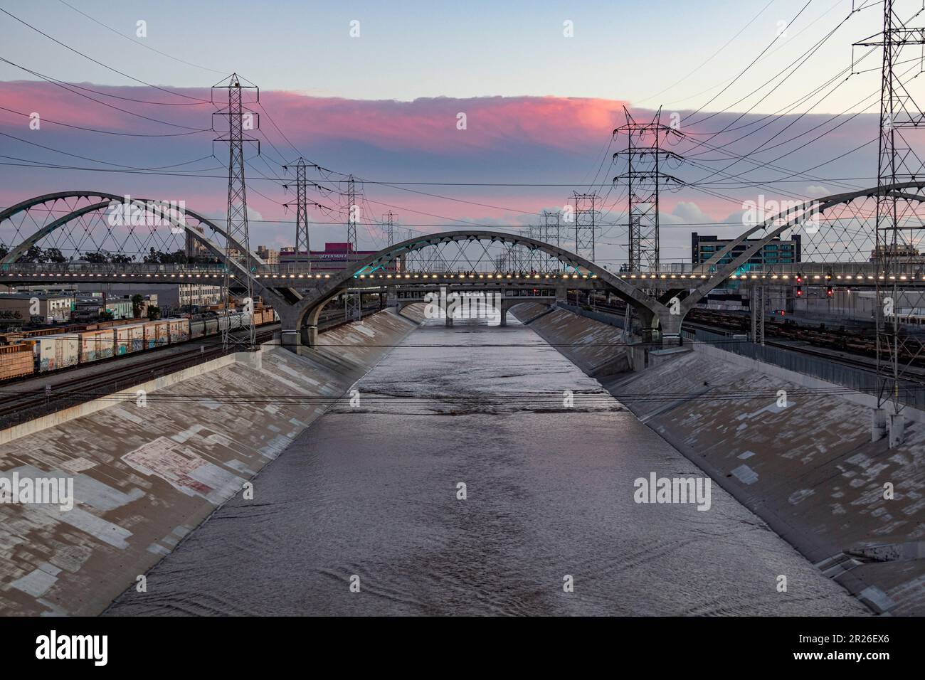 Neue Sixth Street Bridge und Los Angeles River, Downtown Los Angeles, Kalifornien, USA Stockfoto