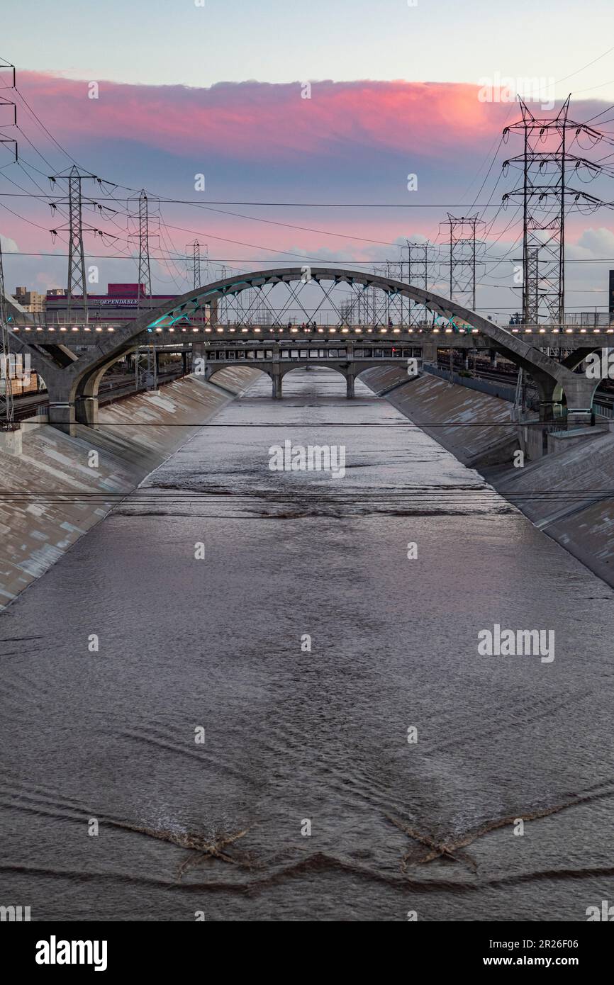 Neue Sixth Street Bridge und Los Angeles River, Downtown Los Angeles, Kalifornien, USA Stockfoto