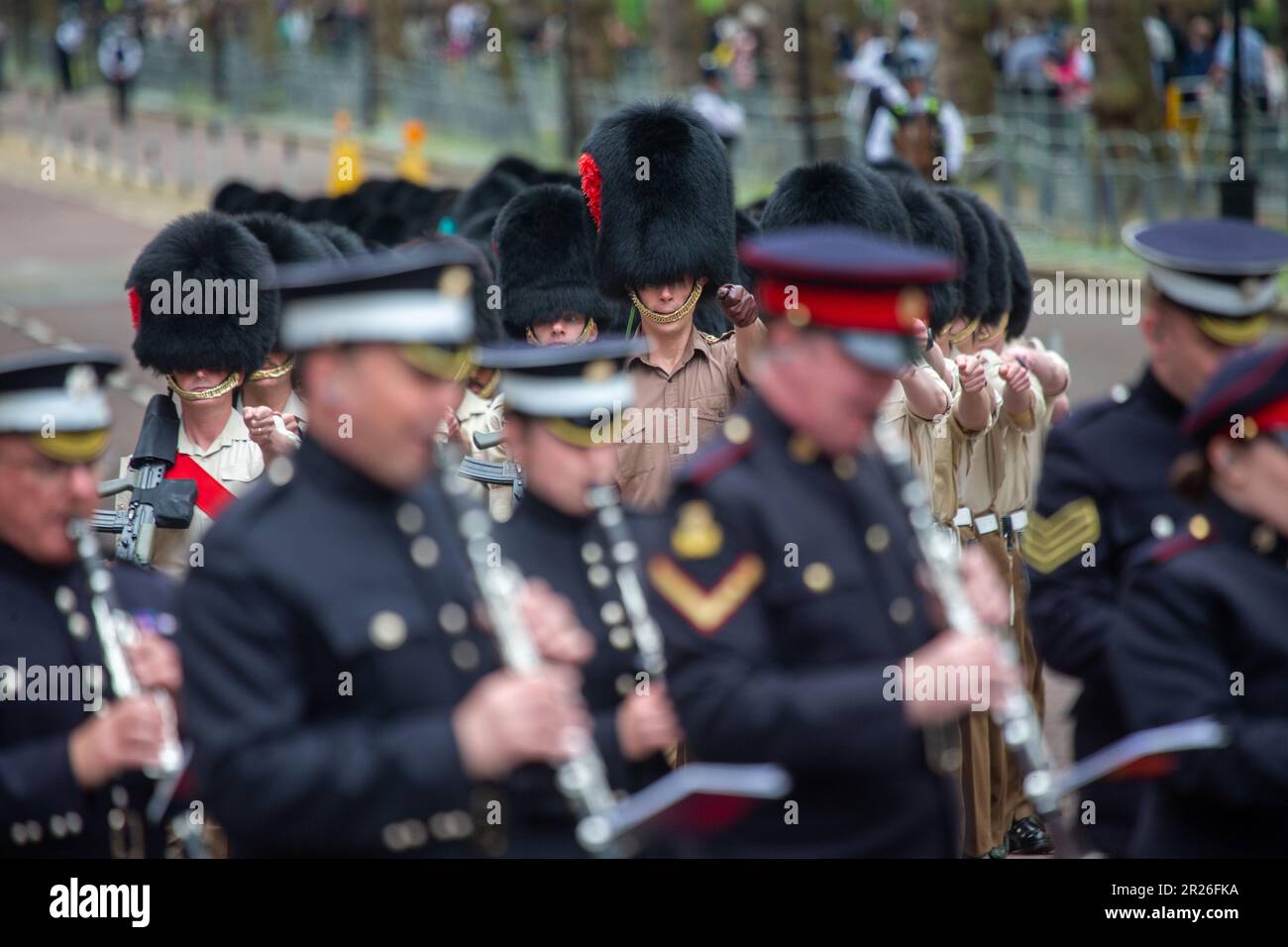 London, England, Großbritannien. 17. Mai 2023. Regimenter der britischen Armee werden beim Proben der Farbenprozession gesehen, die den offiziellen Geburtstag von König Karl III. Begeht (Kreditbild: © Tayfun Salci/ZUMA Press Wire) NUR REDAKTIONELLE VERWENDUNG! Nicht für den kommerziellen GEBRAUCH! Stockfoto