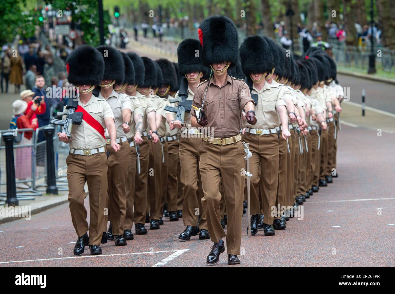 London, England, Großbritannien. 17. Mai 2023. Regimenter der britischen Armee werden beim Proben der Farbenprozession gesehen, die den offiziellen Geburtstag von König Karl III. Begeht (Kreditbild: © Tayfun Salci/ZUMA Press Wire) NUR REDAKTIONELLE VERWENDUNG! Nicht für den kommerziellen GEBRAUCH! Stockfoto