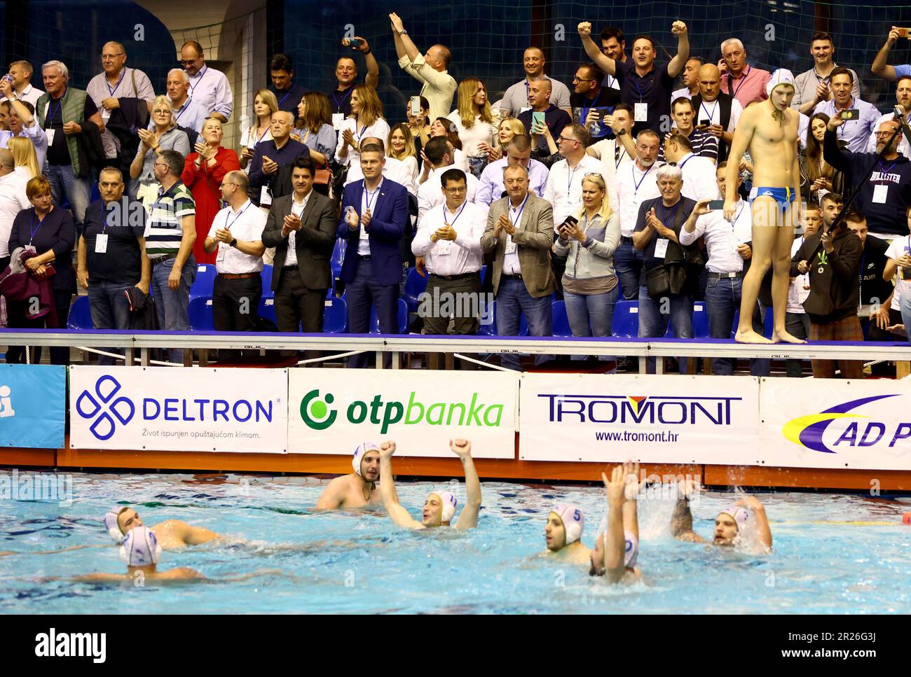 Split, Kroatien. 17. Mai 2023. Die Spieler des Wasserpolo-Clubs Jadran Split feiern nach dem Sieg des kroatischen Pokals und dem Sieg des Wasserpolo-Clubs Jug AU in Split, Kroatien, auf 17. Mai 2023. Foto: Milan Sabic/PIXSELL Guthaben: Pixsell/Alamy Live News Stockfoto