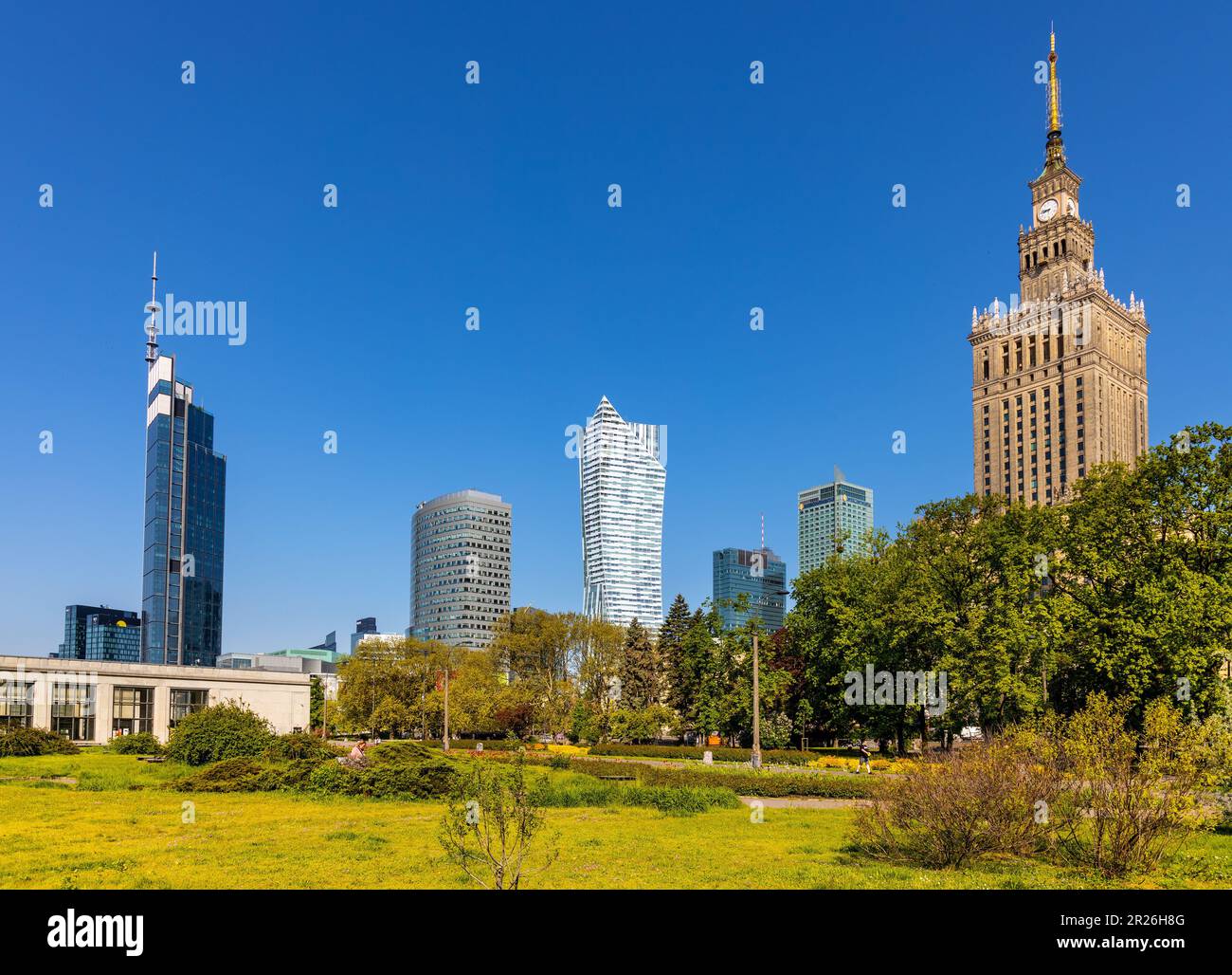 Warschau, Polen - 14. Mai 2023: Geschäftsviertel Srodmiescie im Stadtzentrum von Warschau mit Varso-Turm, PKiN Kultur- und Wissenschaftspalast Stockfoto