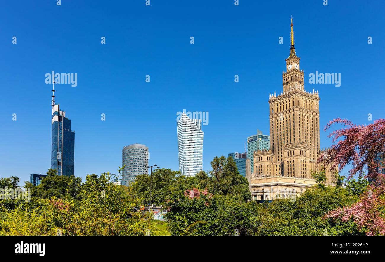 Warschau, Polen - 14. Mai 2023: Geschäftsviertel Srodmiescie im Stadtzentrum von Warschau mit Varso-Turm, PKiN Kultur- und Wissenschaftspalast Stockfoto