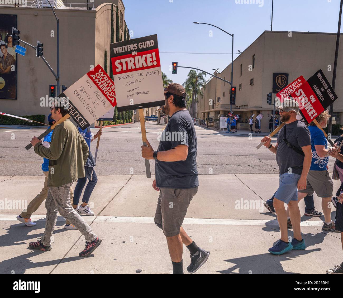 17. Mai 2023 - Burbank, CA, USA: Mitglieder der Writers Guild of America streiken vor dem Warner Brothers Studio in Burbank, CA. Stockfoto