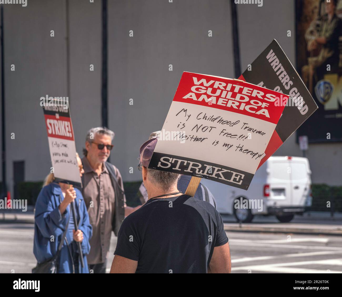 17. Mai 2023 - Burbank, CA, USA: Mitglieder der Writers Guild of America streiken vor dem Warner Brothers Studio in Burbank, CA. Stockfoto