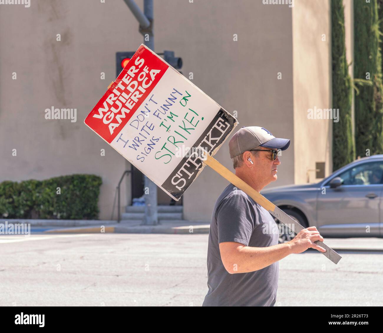 17. Mai 2023 - Burbank, CA, USA: Mitglieder der Writers Guild of America streiken vor dem Warner Brothers Studio in Burbank, CA. Stockfoto