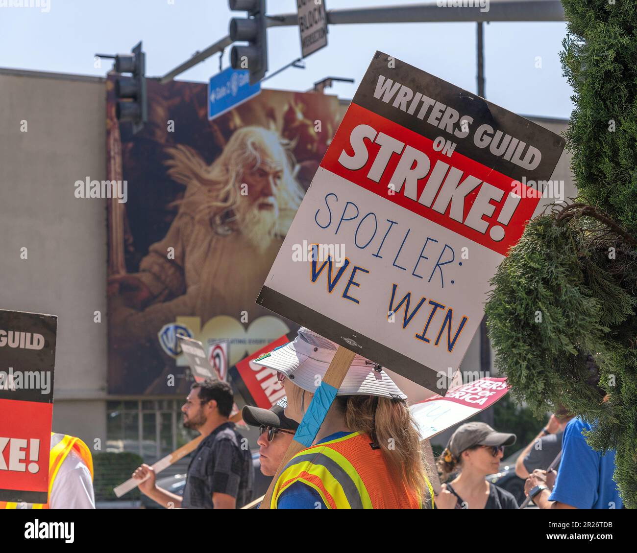 17. Mai 2023 - Burbank, CA, USA: Mitglieder der Writers Guild of America streiken vor dem Warner Brothers Studio in Burbank, CA. Stockfoto