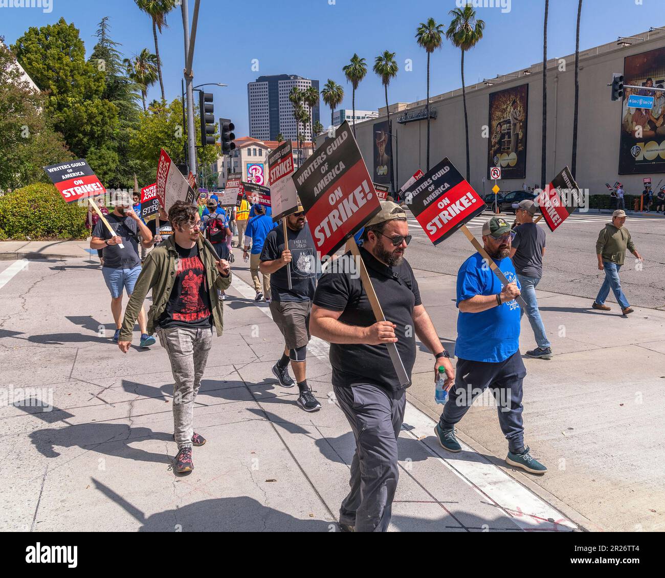 17. Mai 2023 - Burbank, CA, USA: Mitglieder der Writers Guild of America streiken vor dem Warner Brothers Studio in Burbank, CA. Stockfoto