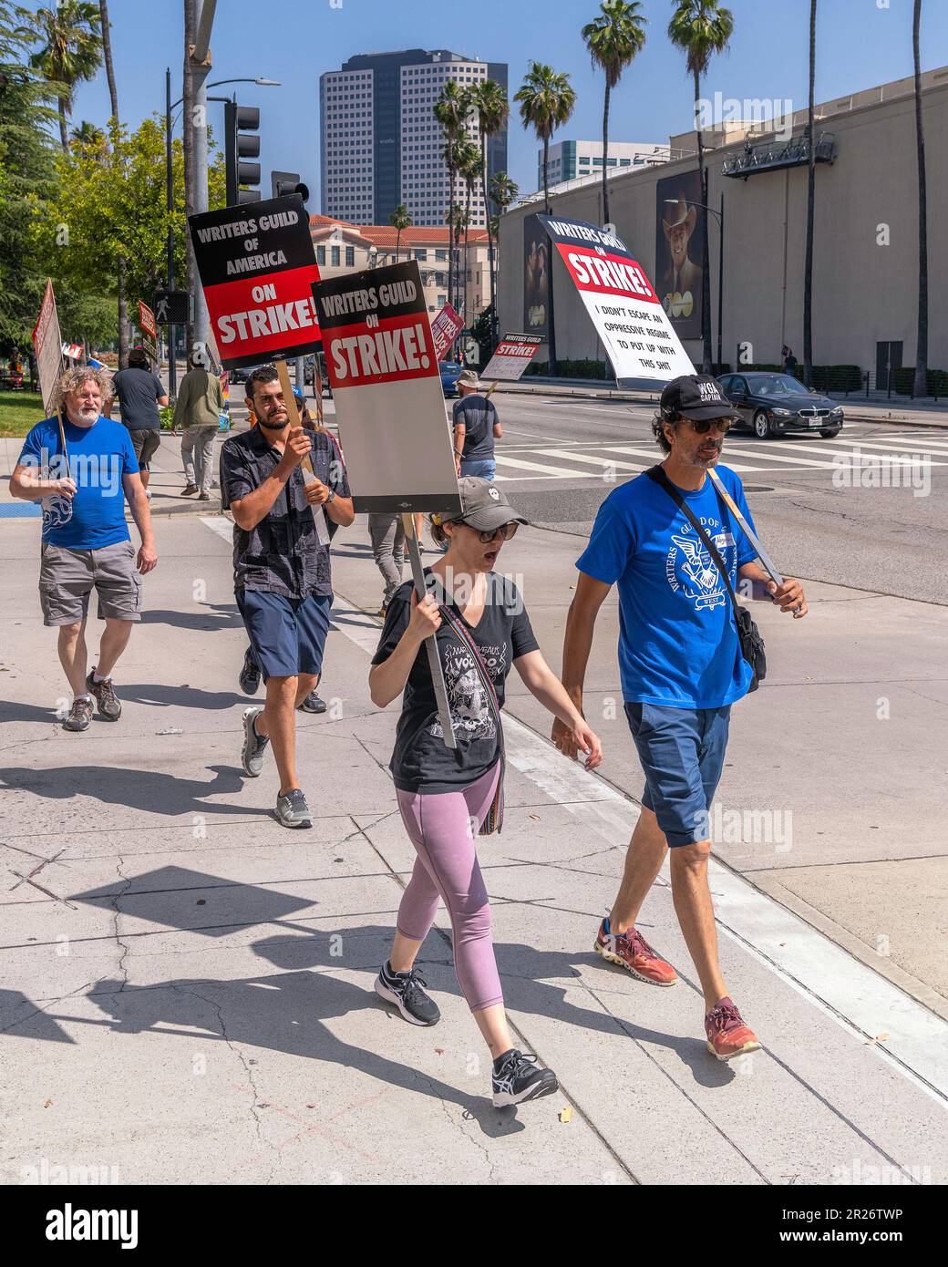 17. Mai 2023 - Burbank, CA, USA: Mitglieder der Writers Guild of America streiken vor dem Warner Brothers Studio in Burbank, CA. Stockfoto