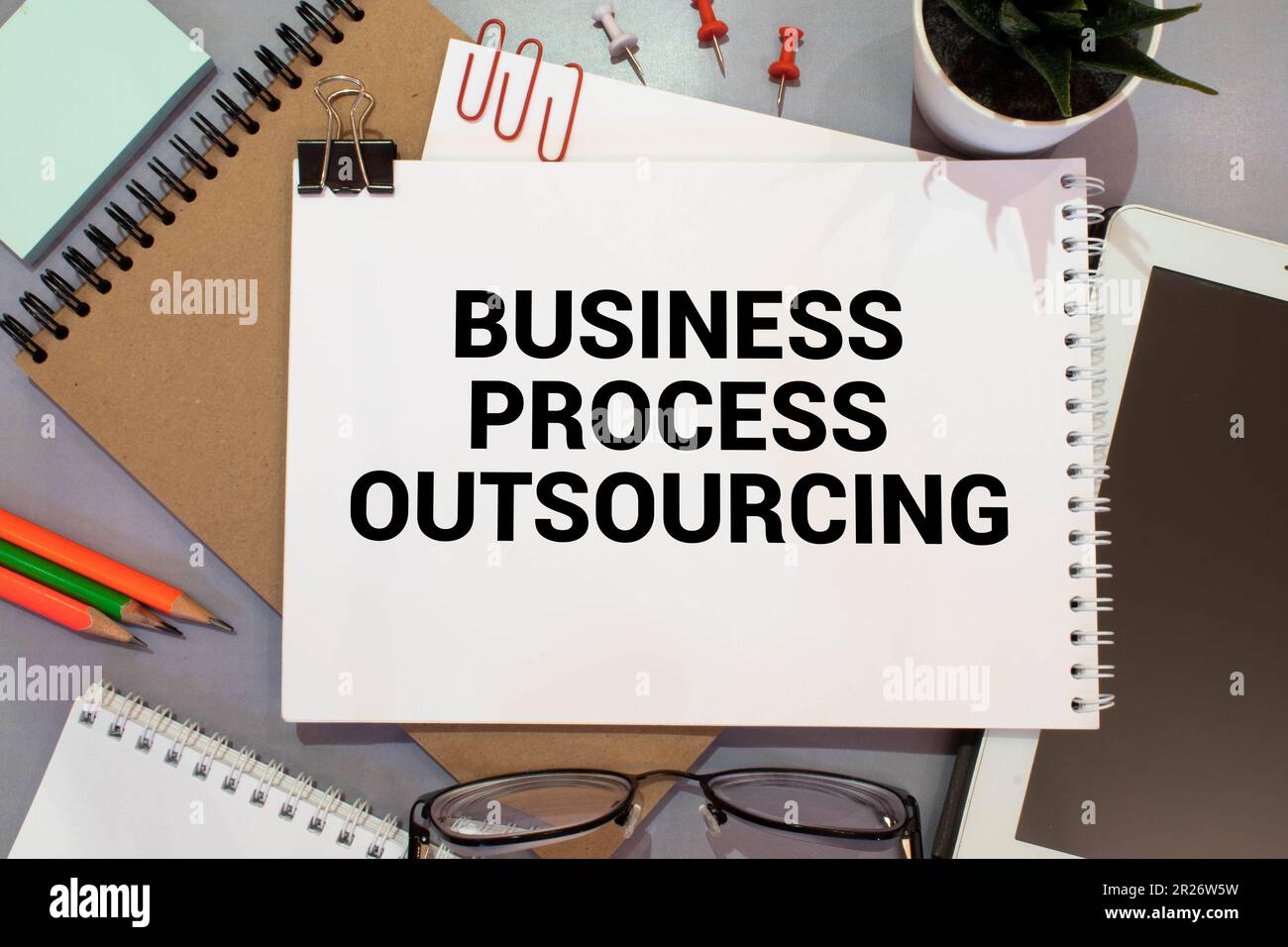 Business Process Outsourcing BPO wird auf einem Foto mit dem Text angezeigt Stockfoto
